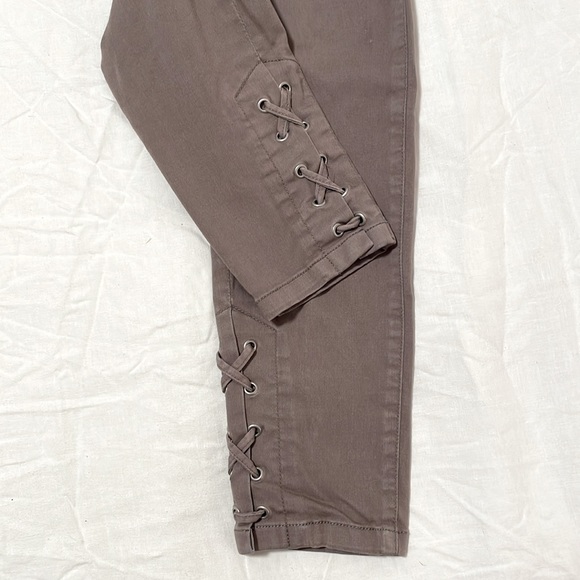 Le Chateau - Size 2 - Above the ankle - Stretch material - Excellent Condition - Picture 2 of 3